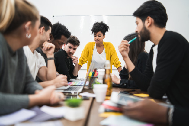 Manager woman leading a brainstorming meeting Free Photo